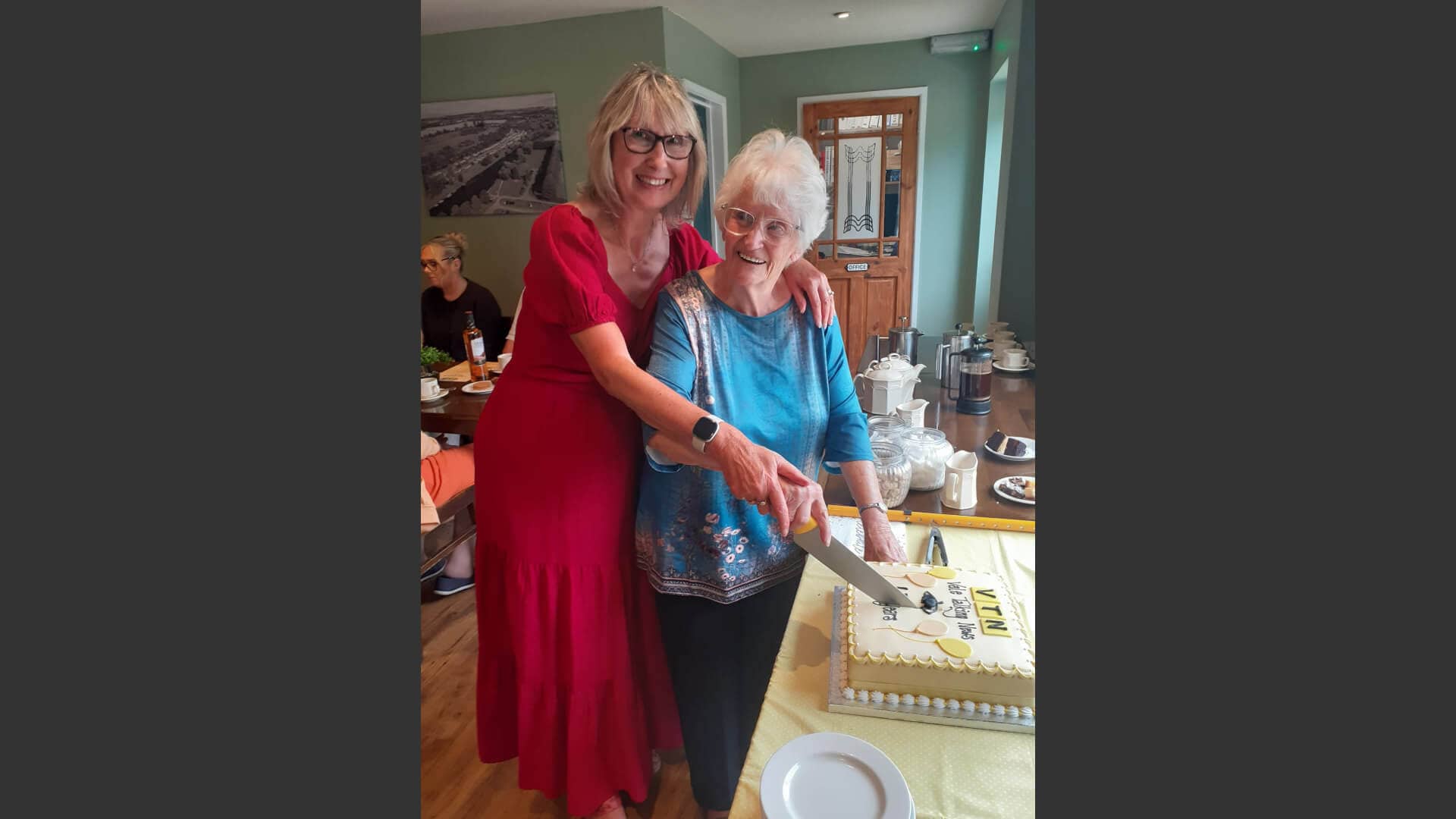 VTN 45th Anniversary - Fran and Diana cutting the cake